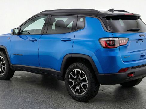 Used 2025 Jeep Compass Trailhawk image 6