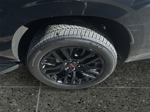 Used 2023 GMC Yukon XL SLT w/ SLT Premium Package image 12