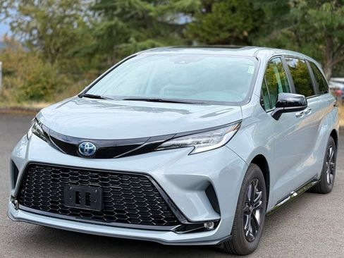 Used 2025 Toyota Sienna XSE AWD/4WD image 1