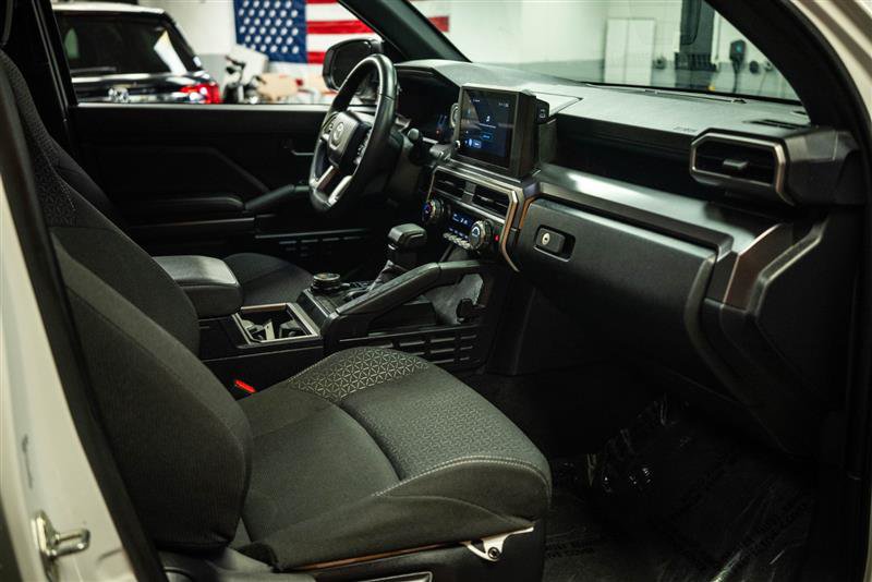 Used 2025 Toyota 4Runner SR5 AWD/4WD image 13