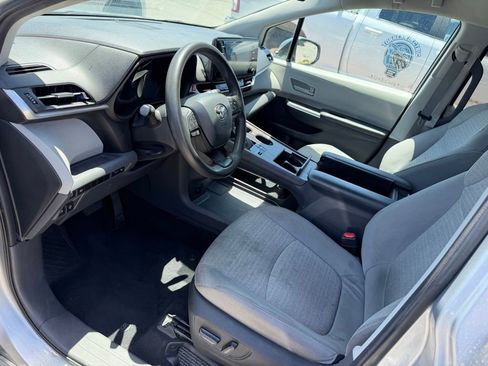 Used 2023 Toyota Sienna LE FWD image 4