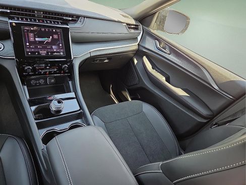 New 2025 Jeep Grand Cherokee Altitude image 12