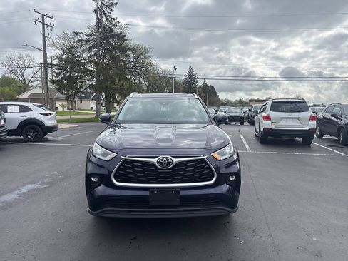 Used 2021 Toyota Highlander XLE AWD/4WD image 3