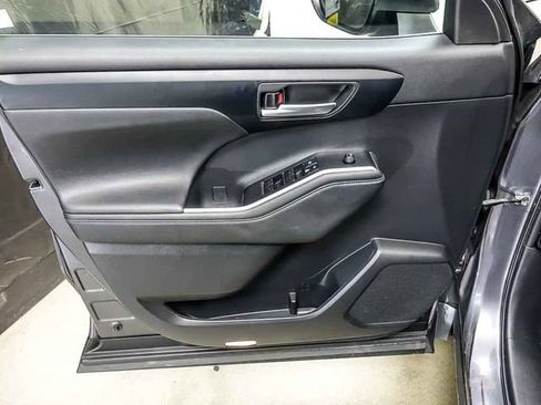 Used 2023 Toyota Highlander XLE AWD/4WD image 22