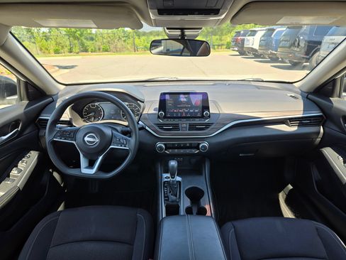 Used 2025 Nissan Altima 2.5 SV FWD image 10