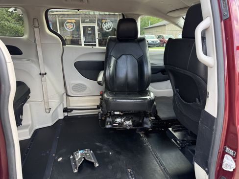 Used 2020 Chrysler Pacifica Touring-L FWD image 32