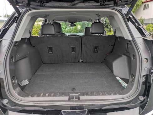 Used 2024 GMC Terrain SLT image 31