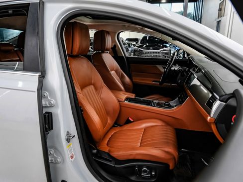 Used 2018 Jaguar XF Portfolio RWD image 44