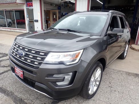 Used 2017 Ford Explorer XLT w/ Equipment Group 202A image 2