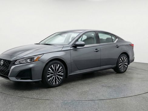 Used 2025 Nissan Altima 2.5 SV image 3