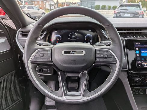 Used 2023 Jeep Grand Cherokee Altitude image 12