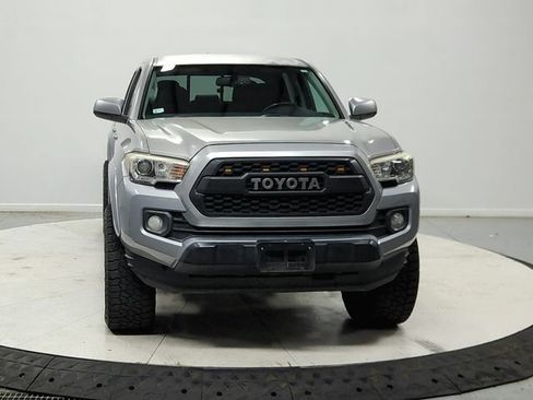 Used 2017 Toyota Tacoma SR5 w/ Tow Package RWD image 3
