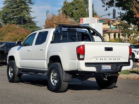 Certified 2018 Toyota Tacoma SR image 8