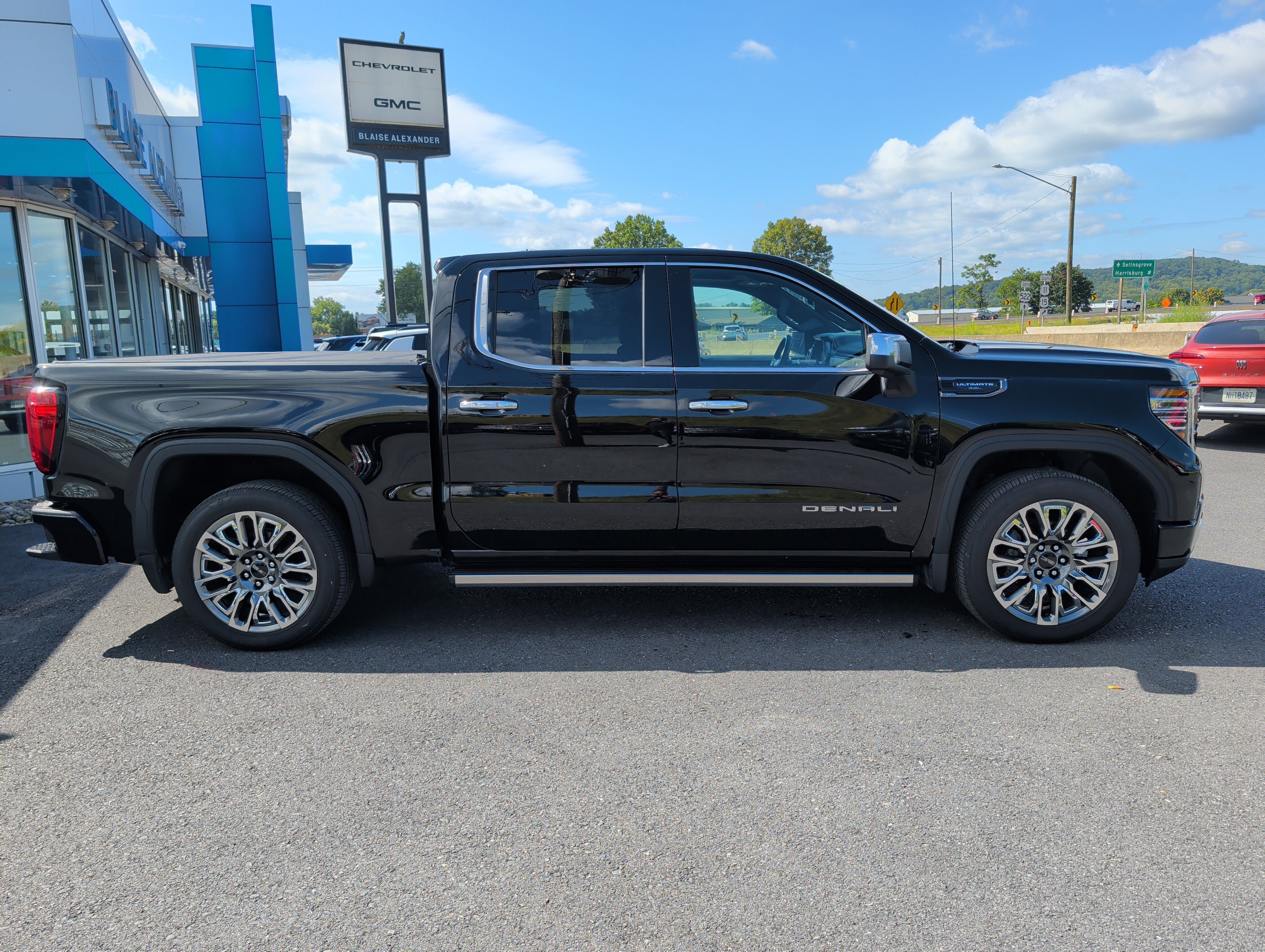 Used 2025 GMC Sierra 1500 Denali Ultimate AWD/4WD image 2