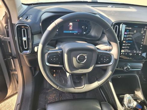 Used 2023 Volvo XC40 B5 Plus image 30