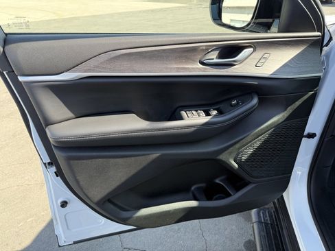 Used 2023 Jeep Grand Cherokee Limited image 18