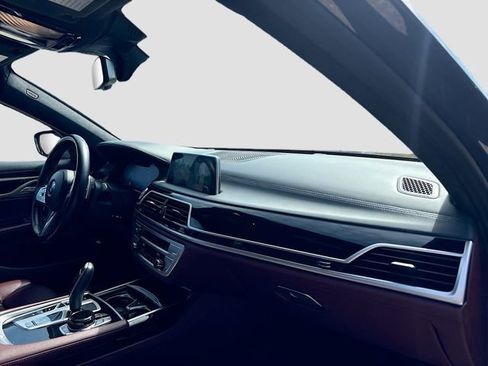 Used 2022 BMW 750i xDrive w/ Executive Package image 14