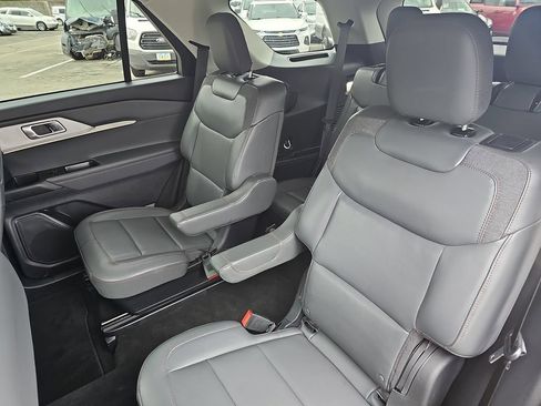 Used 2025 Ford Explorer Active w/ Active Comfort Package AWD/4WD image 14