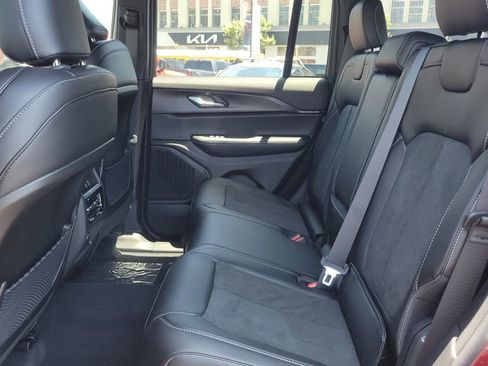 New 2025 Jeep Grand Cherokee Altitude image 11