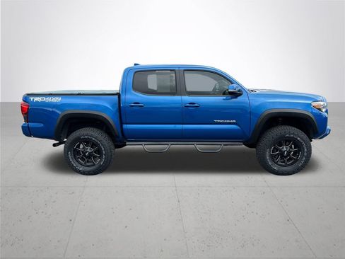 Used 2018 Toyota Tacoma TRD Off-Road w/ Technology Package AWD/4WD image 6