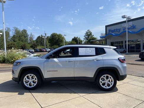 Used 2024 Jeep Compass Latitude AWD/4WD image 7
