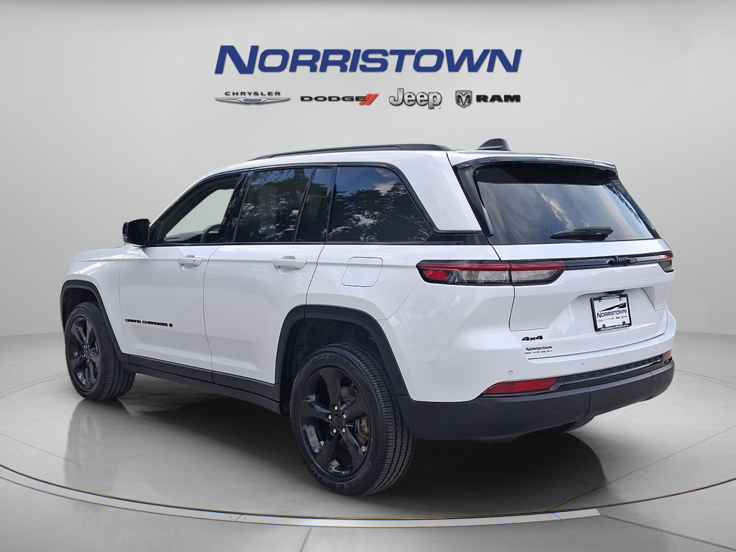 Used 2023 Jeep Grand Cherokee Altitude AWD/4WD image 4