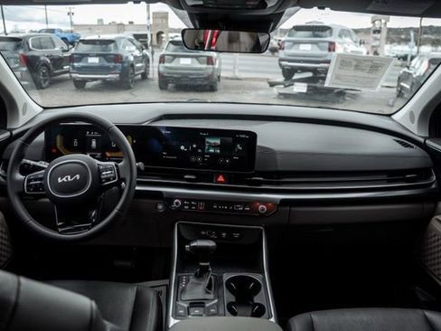 Used 2025 Kia Carnival image 11