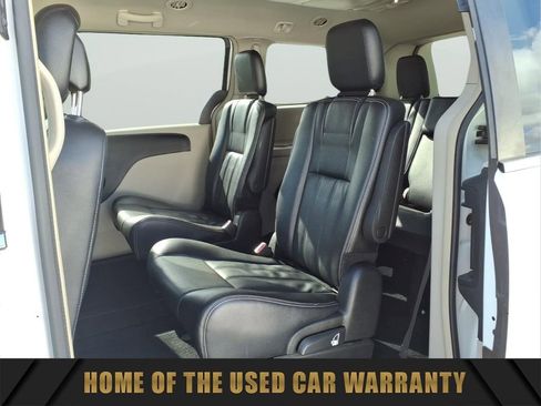 Used 2014 Chrysler Town & Country Touring FWD image 30