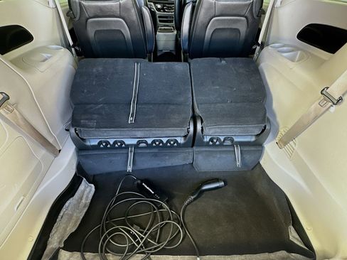 Used 2022 Chrysler Pacifica Touring-L FWD image 25
