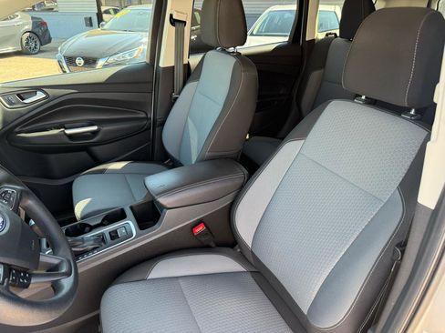 Used 2017 Ford Escape SE image 9