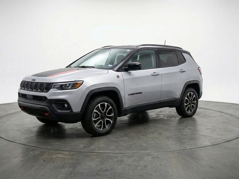 Used 2025 Jeep Compass Trailhawk AWD/4WD image 3