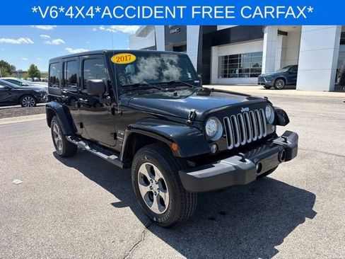 Used 2017 Jeep Wrangler Unlimited Sahara w/ Connectivity Group AWD/4WD image 12