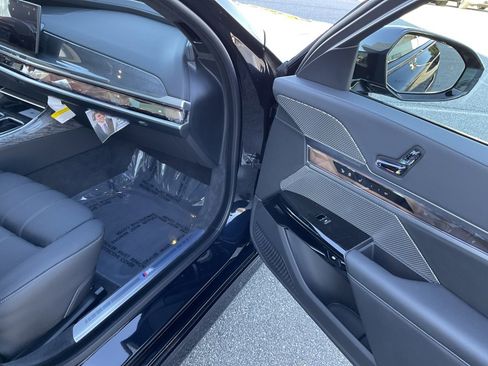 Certified 2023 BMW 740i image 32