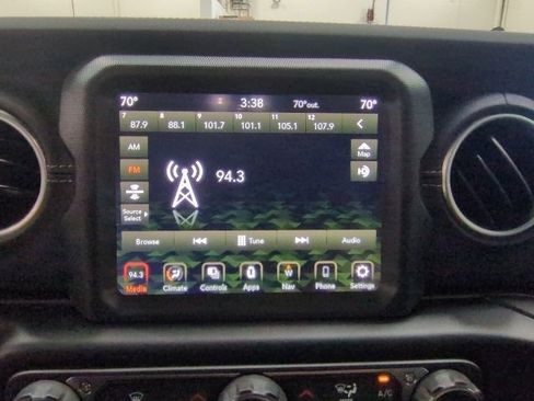 Used 2022 Jeep Gladiator Overland w/ Popular Equipment Package AWD/4WD image 9
