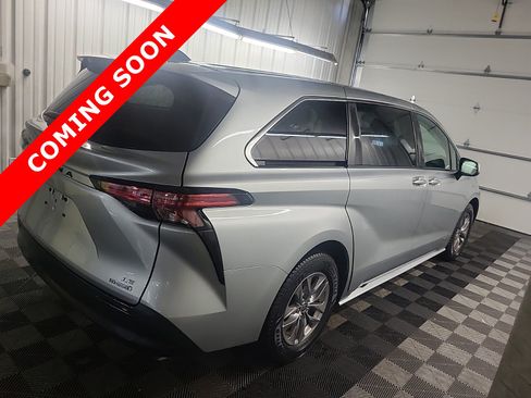 Used 2021 Toyota Sienna LE FWD image 3