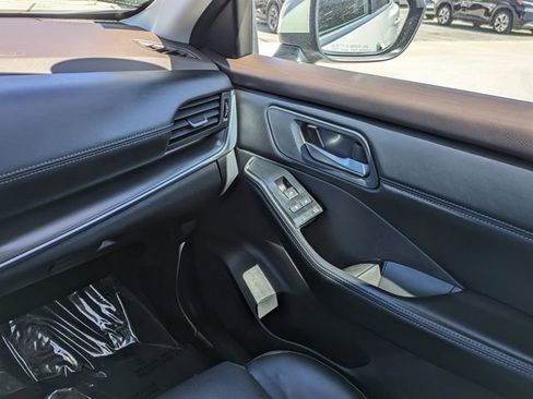 Used 2023 Nissan Rogue SV w/ SV Premium B Package image 18