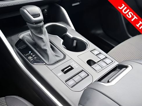 Used 2023 Toyota Highlander LE AWD/4WD image 28