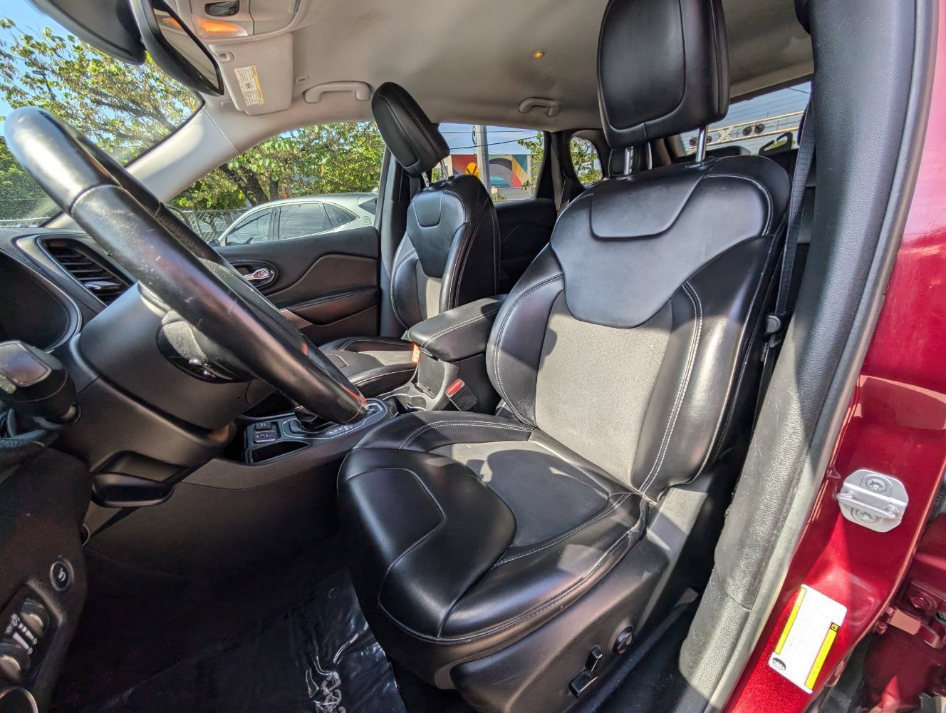 Used 2019 Jeep Cherokee Latitude Plus w/ Comfort/Convenience Group FWD image 16