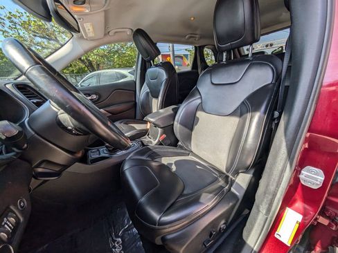 Used 2019 Jeep Cherokee Latitude Plus w/ Comfort/Convenience Group FWD image 16