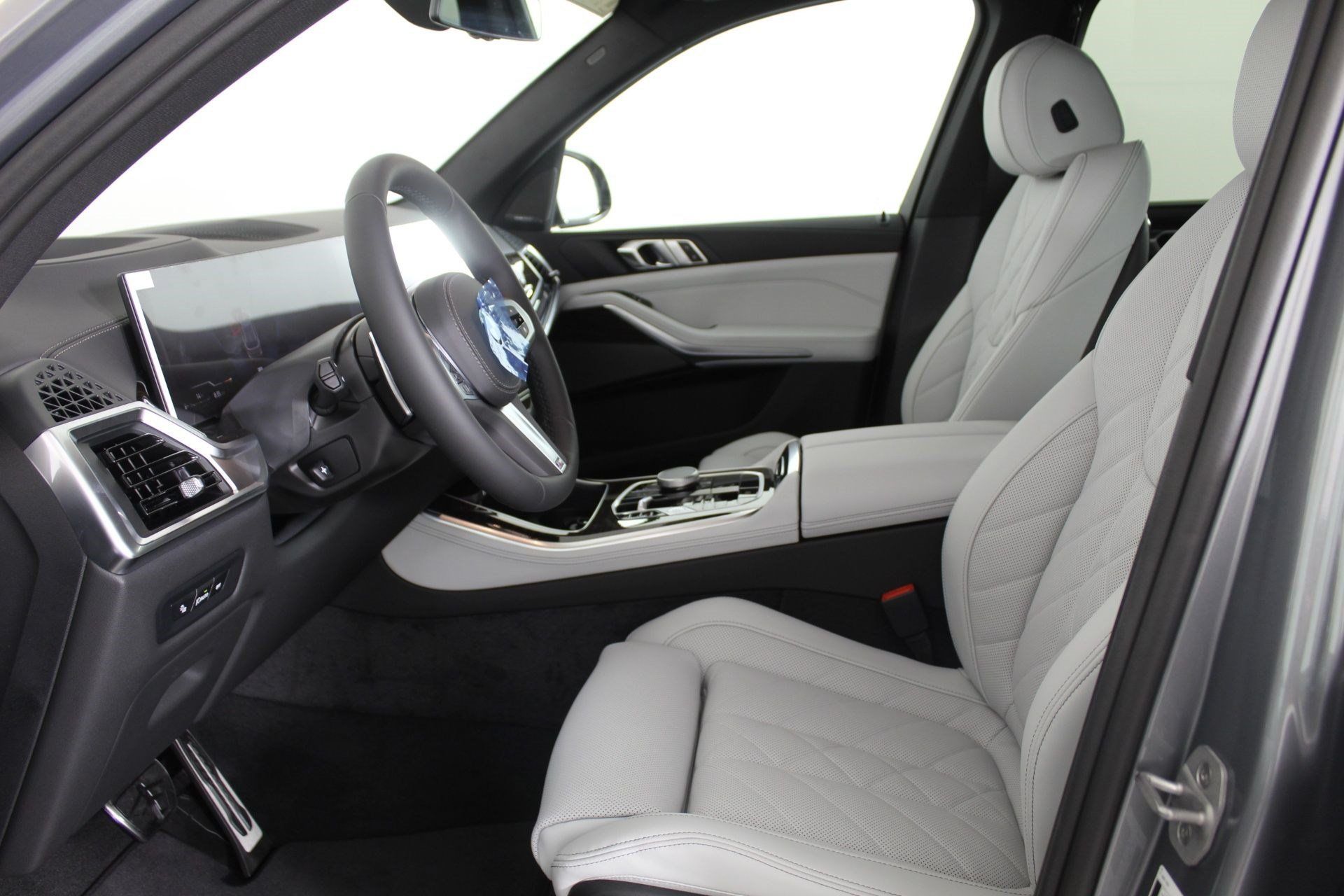 Used 2026 BMW X5 xDrive40i w/ M Sport Package AWD/4WD image 24