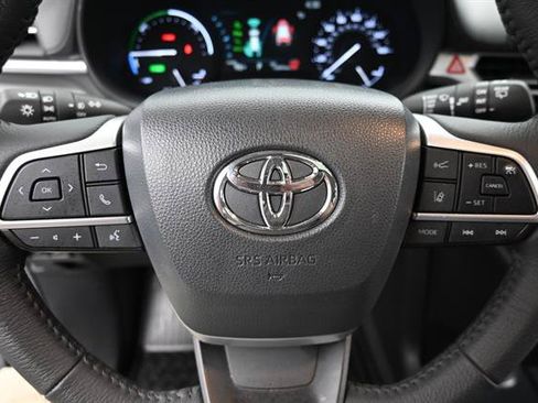 Used 2025 Toyota Sienna XLE FWD image 9