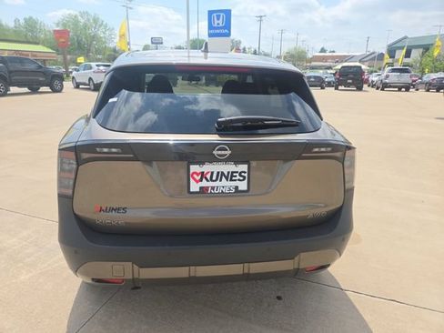 Used 2025 Nissan Kicks SV AWD/4WD image 9