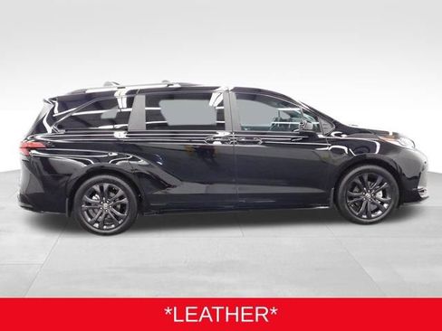 Used 2025 Toyota Sienna XSE image 6