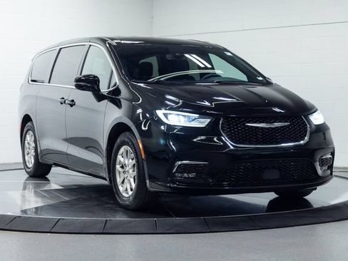 Used 2025 Chrysler Pacifica Select FWD image 4