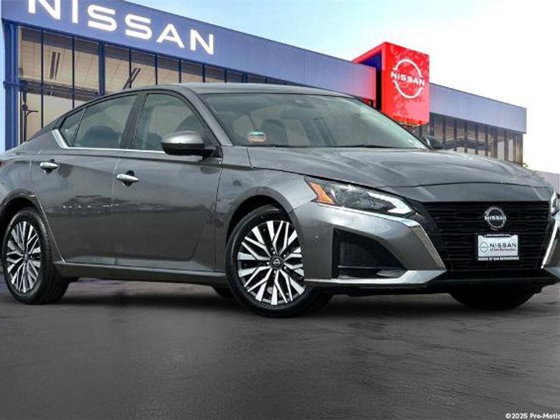 Certified 2023 Nissan Altima 2.5 SV image 1