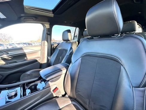 Used 2023 Jeep Grand Cherokee L Laredo image 16