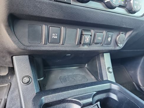 Used 2020 Toyota Tacoma TRD Off-Road AWD/4WD image 30