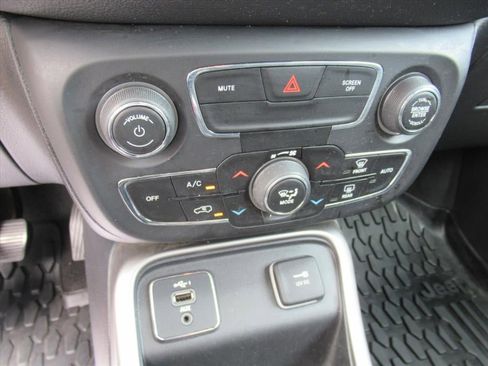 Used 2021 Jeep Compass Latitude FWD image 23