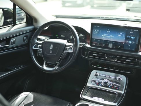 Used 2021 Lincoln Nautilus Reserve w/ Monochromatic Package image 8