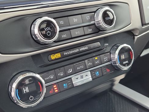 Certified 2022 Ford F250 Platinum w/ FX4 Off-Road Package image 32